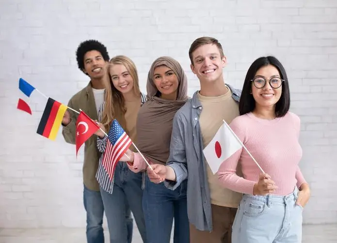 Estudiantes con banderas del mundo